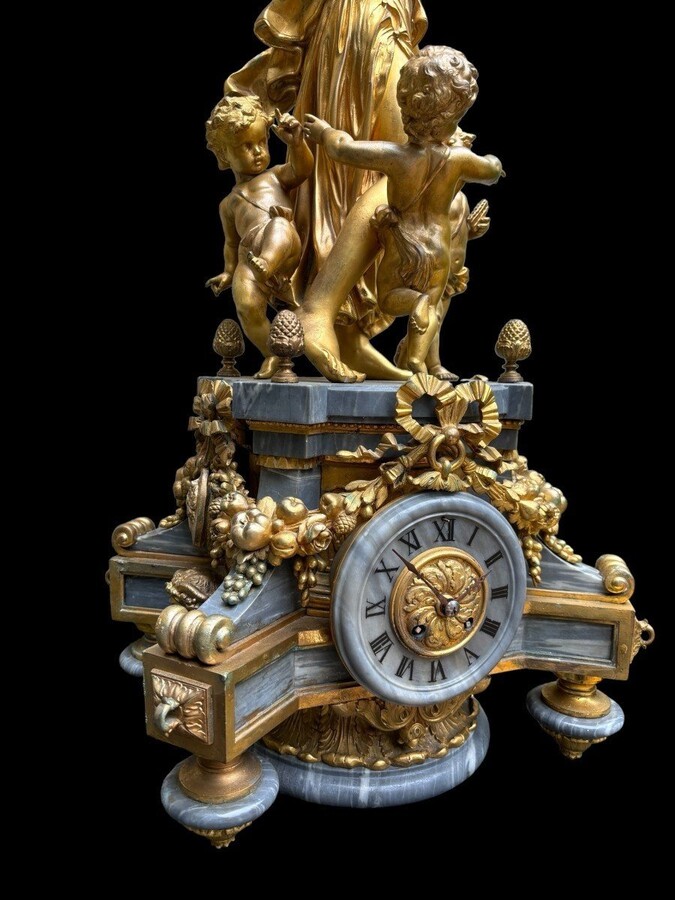 Nice mantel clock ‘ Woman with 3 putti ’ in gilt metal 19th century Special mantel clock woman with puttis playing music in gilt metal on a beautiful large pedestal in marble. Signed Philippe H. Mourey