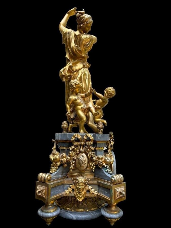 Nice mantel clock ‘ Woman with 3 putti ’ in gilt metal 19th century Special mantel clock woman with puttis playing music in gilt metal on a beautiful large pedestal in marble. Signed Philippe H. Mourey