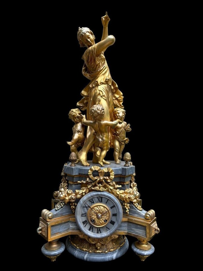 Nice mantel clock ‘ Woman with 3 putti ’ in gilt metal 19th century Special mantel clock woman with puttis playing music in gilt metal on a beautiful large pedestal in marble. Signed Philippe H. Mourey