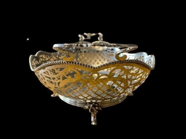 Nice Openwork Bread Basket In Silver Louis XVI Style. Decorative Dutch Silver Object In Very Good Condition And Provided With Several Stamps. Measurements : Width : 36.5 Cm Depth : 22.5 Cm Height: 12.5 Cm In Very Good Condition