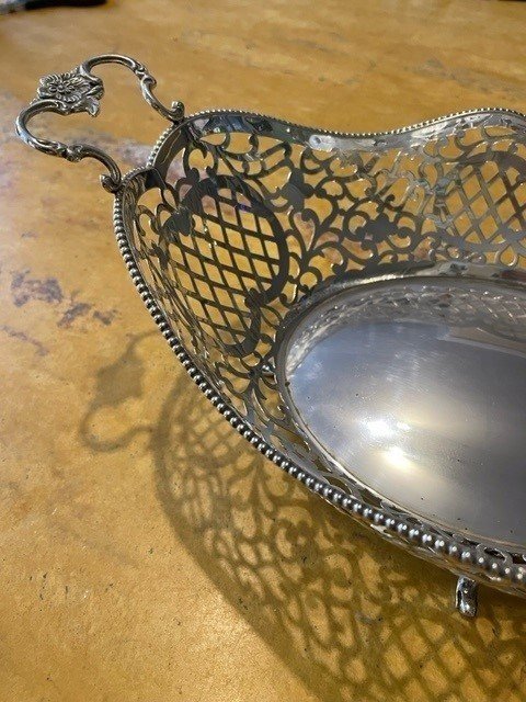 Nice Openwork Bread Basket In Silver Louis XVI Style. Decorative Dutch Silver Object In Very Good Condition And Provided With Several Stamps. Measurements : Width : 36.5 Cm Depth : 22.5 Cm Height: 12.5 Cm In Very Good Condition