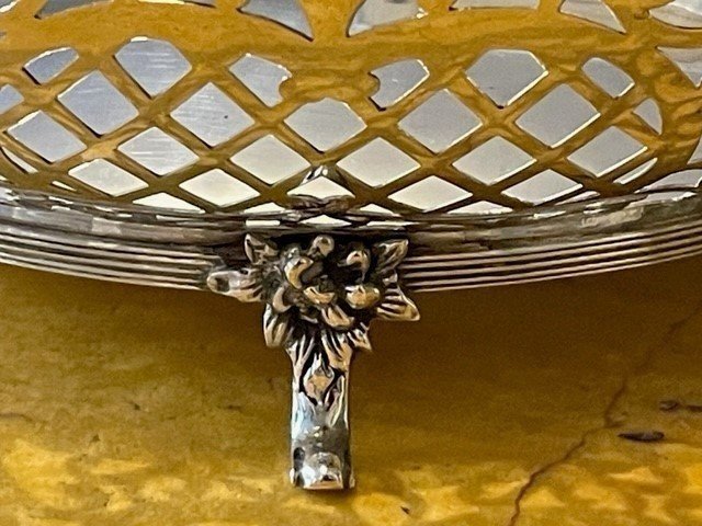 Nice Openwork Bread Basket In Silver Louis XVI Style. Decorative Dutch Silver Object In Very Good Condition And Provided With Several Stamps. Measurements : Width : 36.5 Cm Depth : 22.5 Cm Height: 12.5 Cm In Very Good Condition