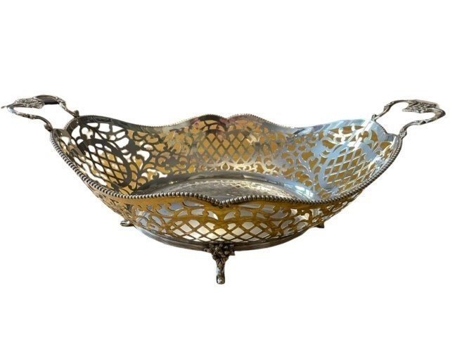 Nice Openwork Bread Basket In Silver Louis XVI Style. Decorative Dutch Silver Object In Very Good Condition And Provided With Several Stamps. Measurements : Width : 36.5 Cm Depth : 22.5 Cm Height: 12.5 Cm In Very Good Condition