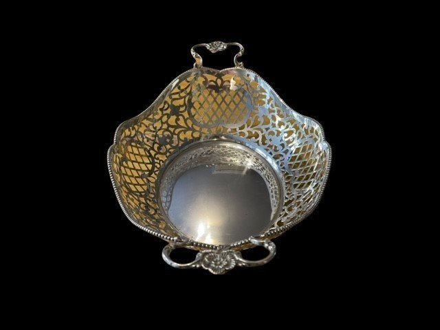 Nice Openwork Bread Basket In Silver Louis XVI Style. Decorative Dutch Silver Object In Very Good Condition And Provided With Several Stamps. Measurements : Width : 36.5 Cm Depth : 22.5 Cm Height: 12.5 Cm In Very Good Condition