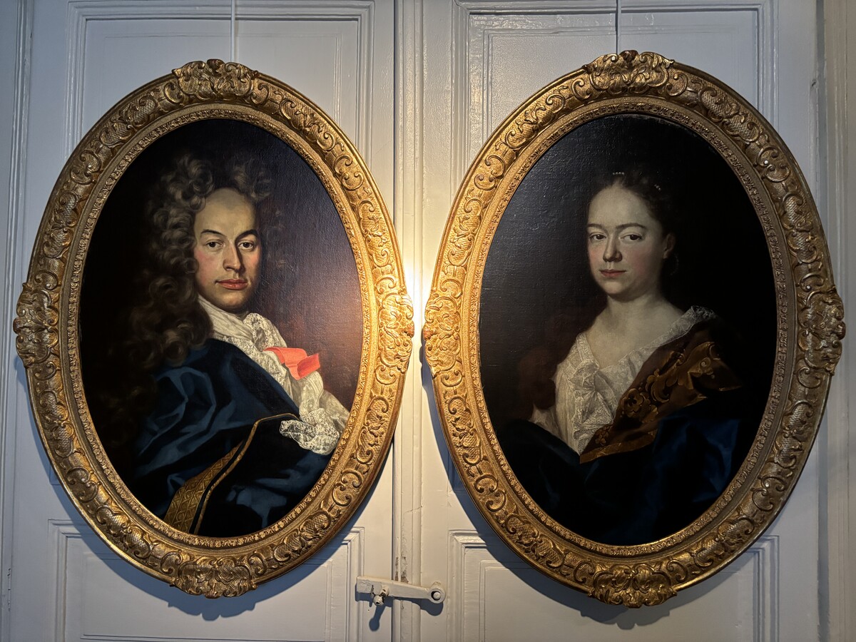 Pair of 18th century ‘Noble’ Oval Portrait Paintings. Oil on canvas paintings already restored with lining.  Contemporary 20th century carved and gilded wood frames. Pair of very decorative paintings.