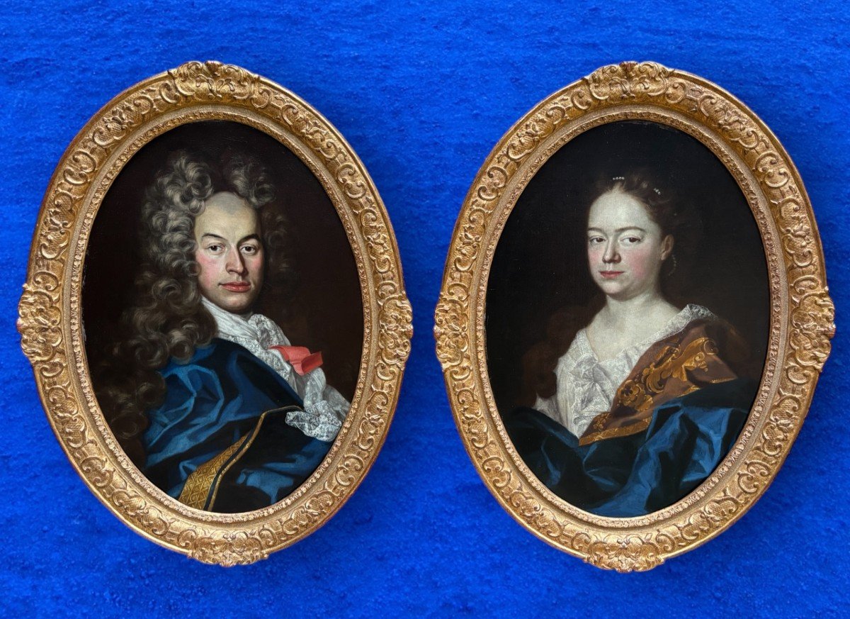 Pair of 18th century ‘Noble’ Oval Portrait Paintings. Oil on canvas paintings already restored with lining. Contemporary 20th century carved and gilded wood frames. Pair of very decorative paintings.