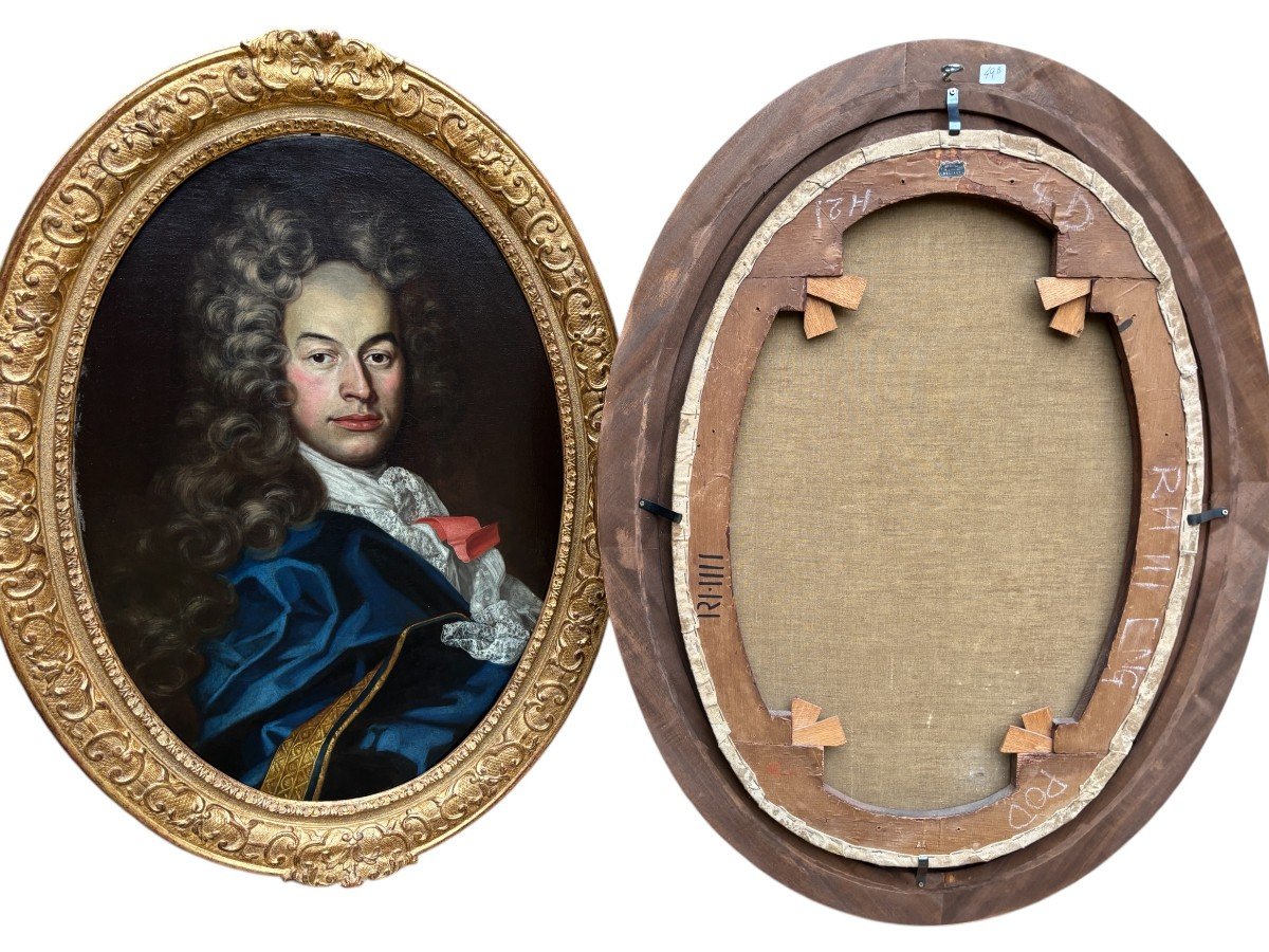 Pair of 18th century ‘Noble’ Oval Portrait Paintings. Oil on canvas paintings already restored with lining. Contemporary 20th century carved and gilded wood frames. Pair of very decorative paintings.