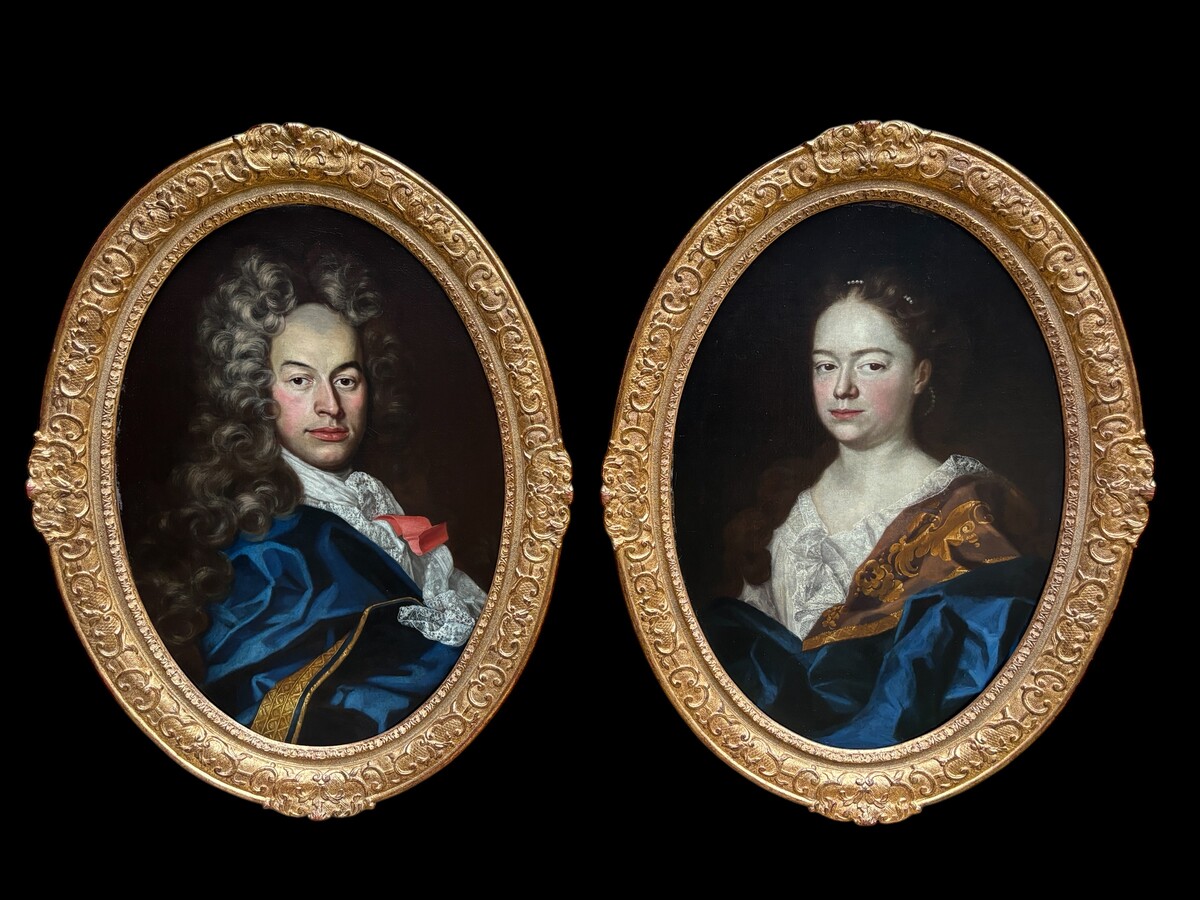 Pair of 18th century ‘Noble’ Oval Portrait Paintings. Oil on canvas paintings already restored with lining. Contemporary 20th century carved and gilded wood frames. Pair of very decorative paintings.