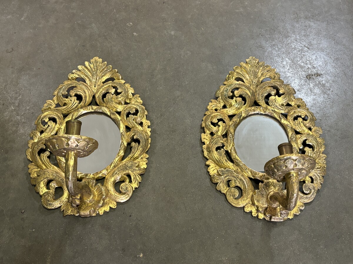 Pair of 19th century gilded wood wall lights with mirror. Pair of decorative sconces in carved wood for candles. Dimensions:  Height : 41 cm Width : 27 cm Depth : 21 cm Both in very good condition, 19th century.