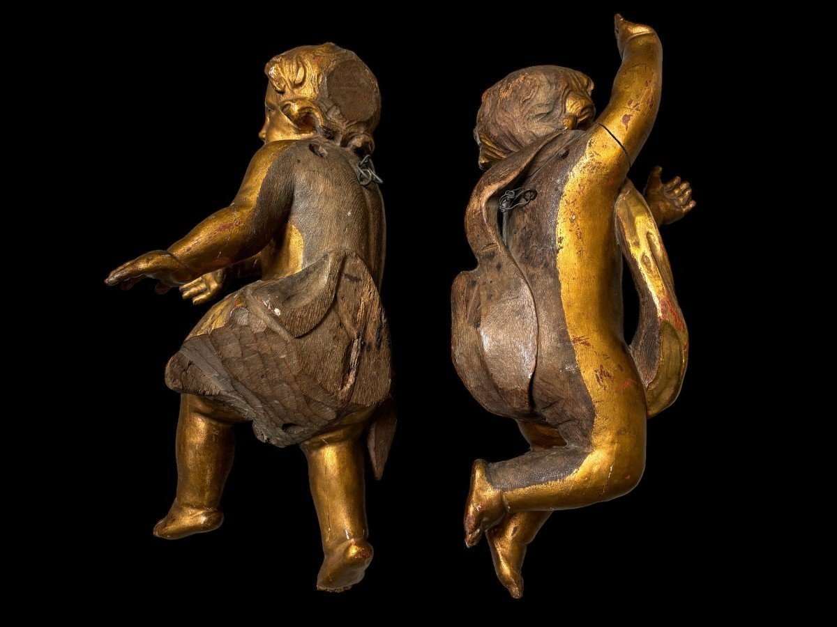 Pair of angels in gilt wood early 18th century. Decorative angels in oak gilded wood in good condition with signs of use over the centuries..... The wings are no longer present. Dimensions : Height : 60/61 cm Width : 32 / 35 cm Depth : 21 / 22 cm