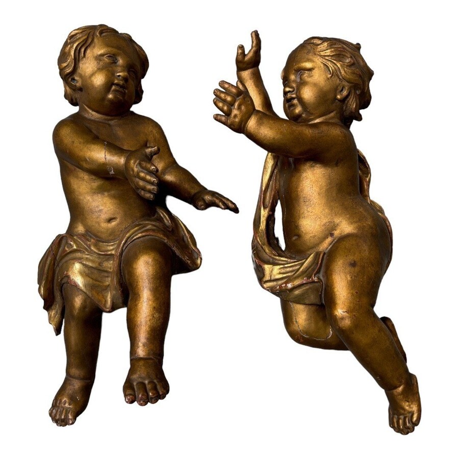 Pair of angels in gilt wood early 18th century. Decorative angels in oak gilded wood in good condition with signs of use over the centuries..... The wings are no longer present. Dimensions : Height : 60/61 cm Width : 32 / 35 cm Depth : 21 / 22 cm