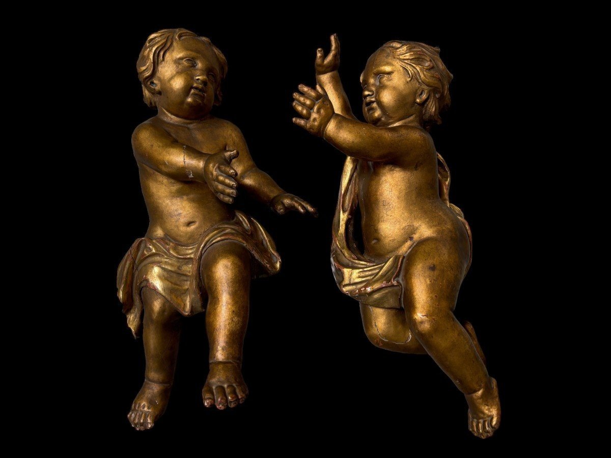 Pair of angels in gilt wood early 18th century. Decorative angels in oak gilded wood in good condition with signs of use over the centuries..... The wings are no longer present. Dimensions : Height : 60/61 cm Width : 32 / 35 cm Depth : 21 / 22 cm