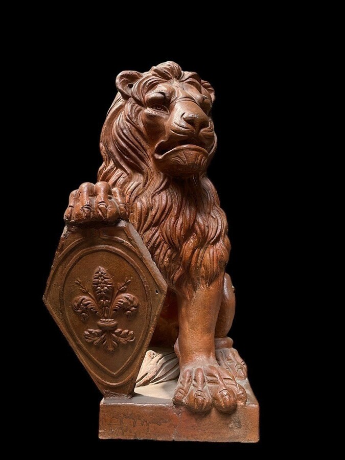 Pair of decorative lions with shields in terra cotta Beautiful pair of lions from Florence Italy from around 1900-1920. Both in good condition with some minor defects.