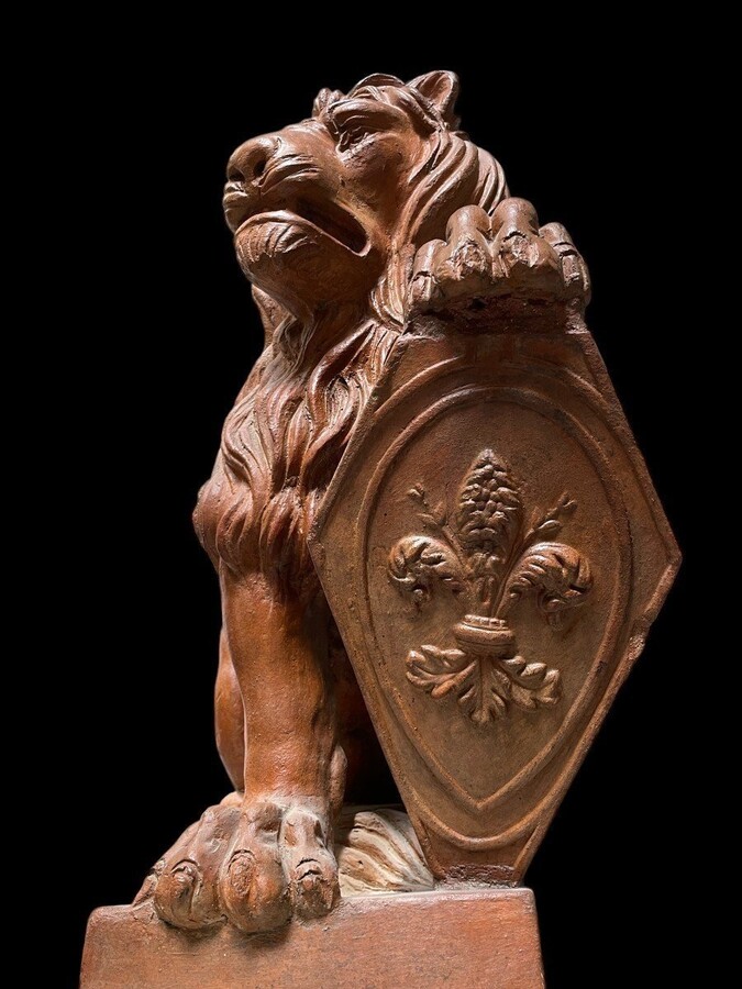 Pair of decorative lions with shields in terra cotta Beautiful pair of lions from Florence Italy from around 1900-1920. Both in good condition with some minor defects.