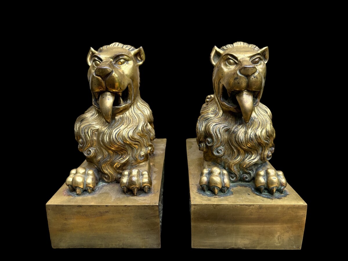 Pair of gilt bronze lions on plinth early 19th century. Very decorative lions formerly served as the leg of a very large candlestick or furniture. Very suitable to make them into beautiful lamp bases or just to put down as decorative objects.