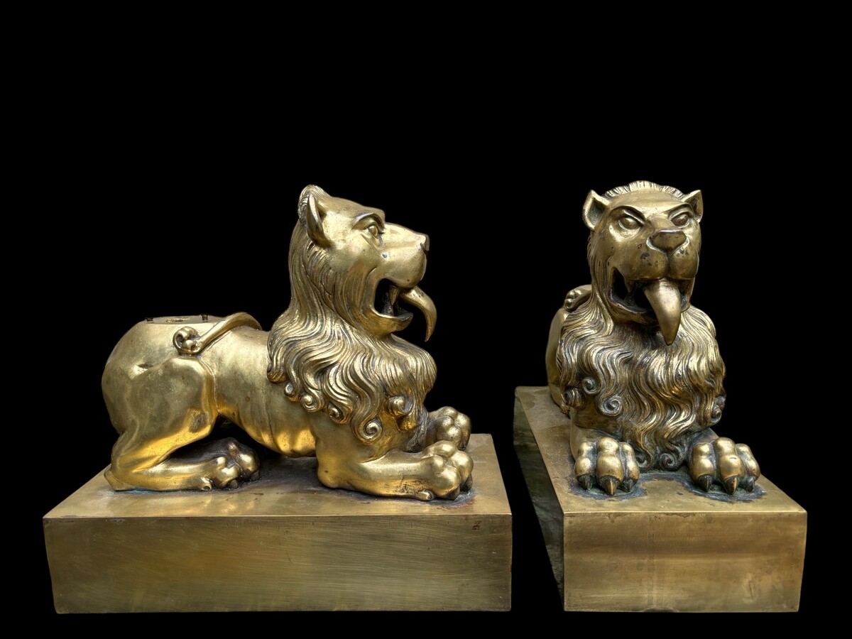 Pair of gilt bronze lions on plinth early 19th century. Very decorative lions formerly served as the leg of a very large candlestick or furniture. Very suitable to make them into beautiful lamp bases or just to put down as decorative objects.