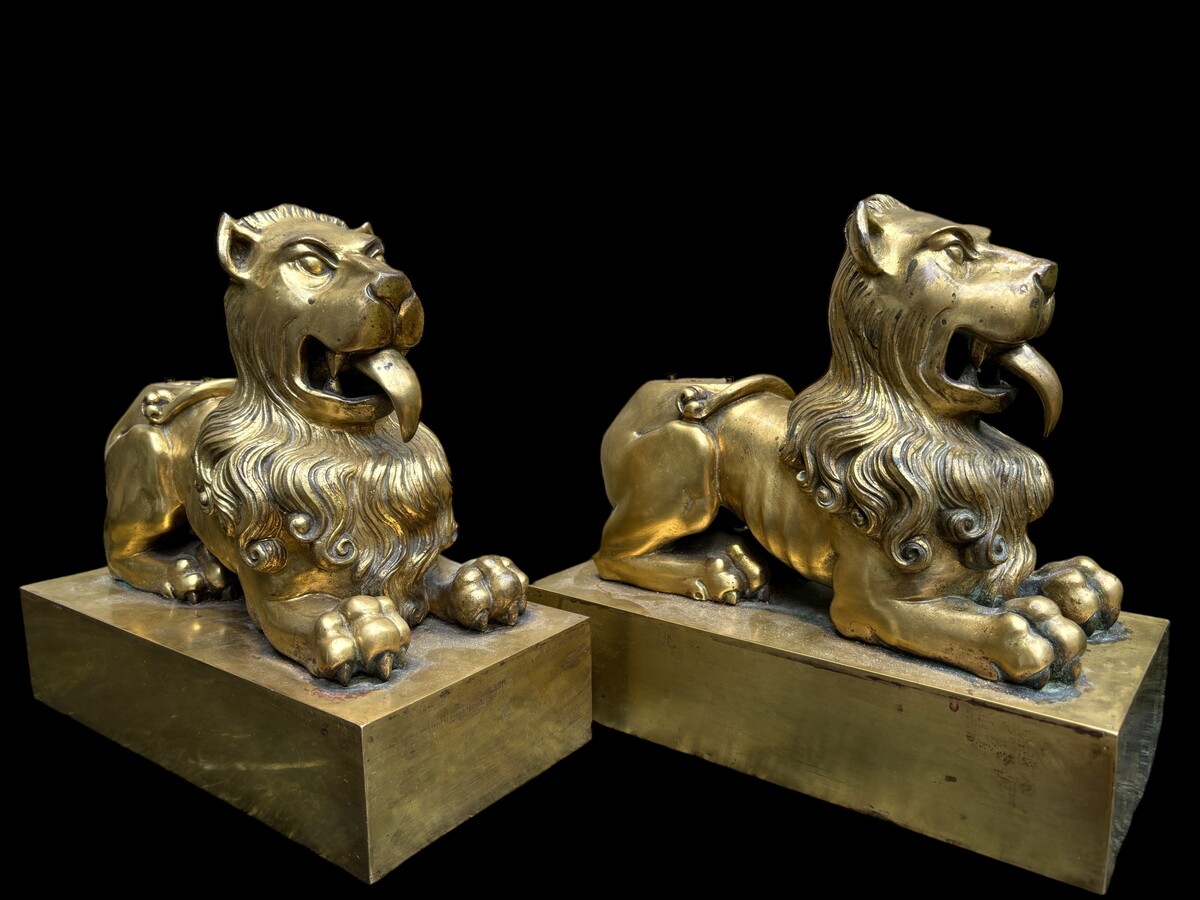 Pair of gilt bronze lions on plinth early 19th century. Very decorative lions formerly served as the leg of a very large candlestick or furniture. Very suitable to make them into beautiful lamp bases or just to put down as decorative objects.