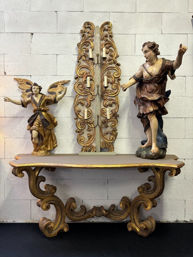 Pair of large consoles in gilt wood , Italian 18th century. Very decorative consoles decorated with large scrolls/ornaments in gilt wood with a painted top (tops in wood are recent , edge of table from the time). Dimensions : Width : 191 cm Height : 83,5