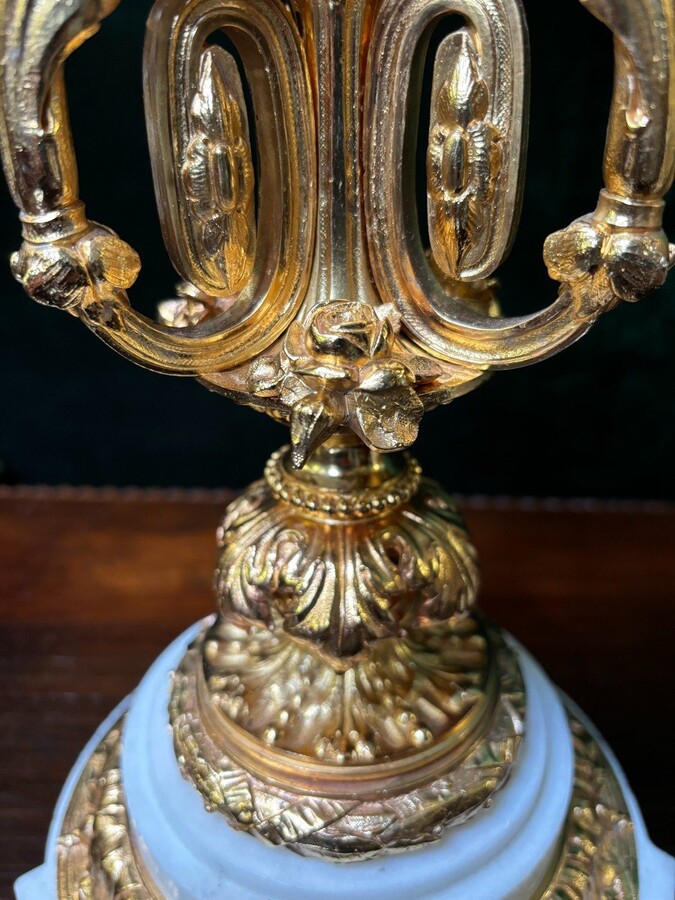 Pair of large gilt bronze candlesticks Napoleon III Very elegant candlesticks with 7 candleholders , decorated with ornaments and resting on a gilt bronze / white marble base Dimensions : Height : 74 cm Width : 31 cm Both are in very good condition