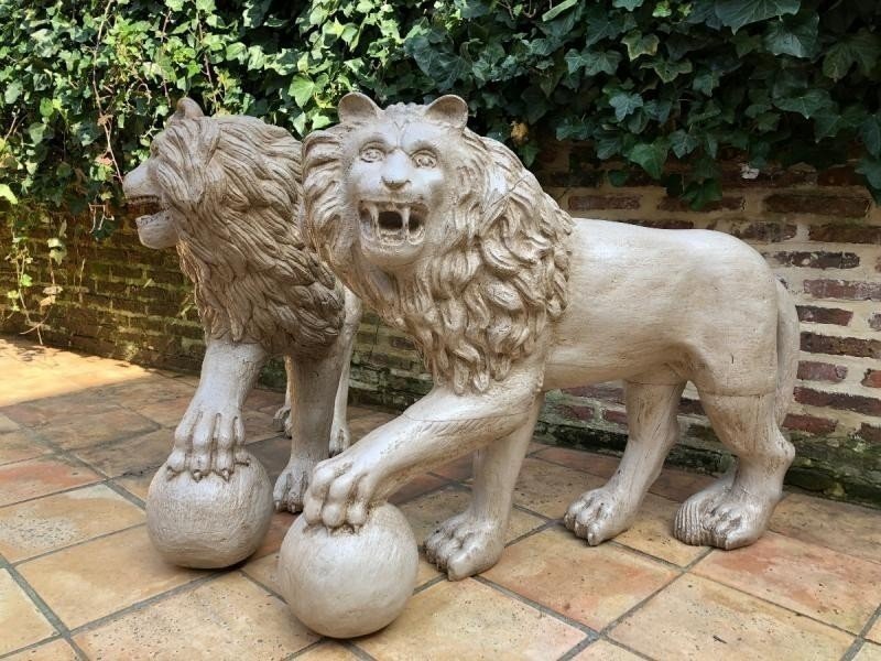 Pair Of Large Lions In Carved Wood, Painted, 20th Century ( 114 X 87 Cm ) The Lions Have Some Defects But Are In Good Condition. Very Decorative Sculptures From Around 1920-1940 With Large Dimensions: Height: 85,5 Cm And 87 Cm Width: 113 Cm And 114 Cm