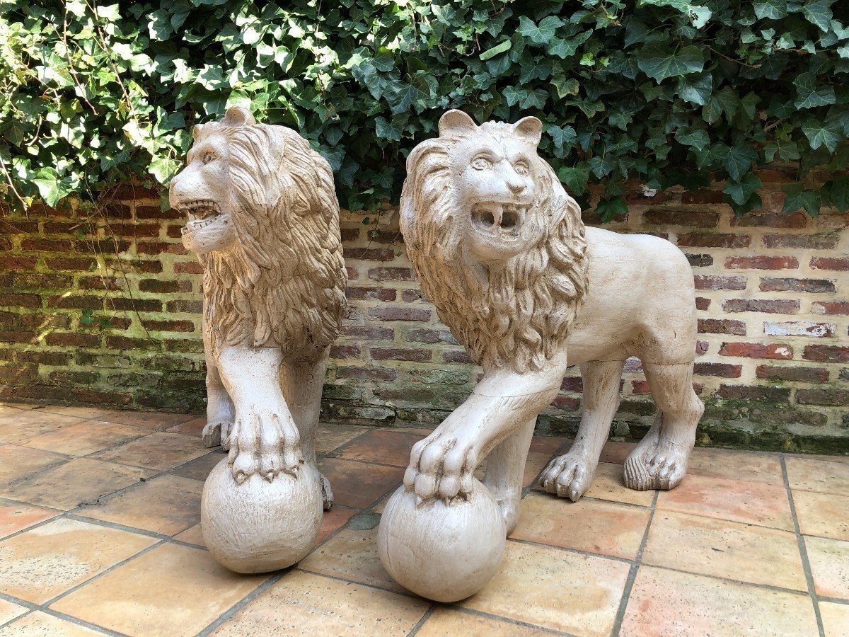 Pair Of Large Lions In Carved Wood, Painted, 20th Century ( 114 X 87 Cm ) The Lions Have Some Defects But Are In Good Condition. Very Decorative Sculptures From Around 1920-1940 With Large Dimensions: Height: 85,5 Cm And 87 Cm Width: 113 Cm And 114 Cm