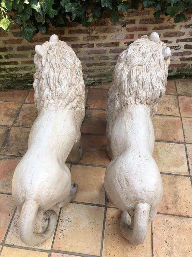 Pair Of Large Lions In Carved Wood, Painted, 20th Century ( 114 X 87 Cm ) The Lions Have Some Defects But Are In Good Condition. Very Decorative Sculptures From Around 1920-1940 With Large Dimensions: Height: 85,5 Cm And 87 Cm Width: 113 Cm And 114 Cm