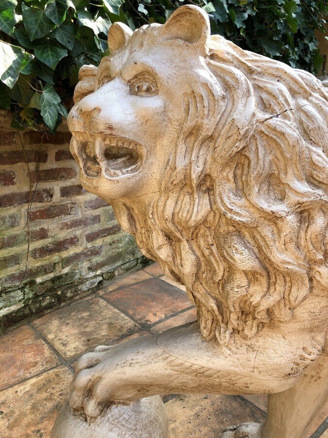 Pair Of Large Lions In Carved Wood, Painted, 20th Century ( 114 X 87 Cm ) The Lions Have Some Defects But Are In Good Condition. Very Decorative Sculptures From Around 1920-1940 With Large Dimensions: Height: 85,5 Cm And 87 Cm Width: 113 Cm And 114 Cm