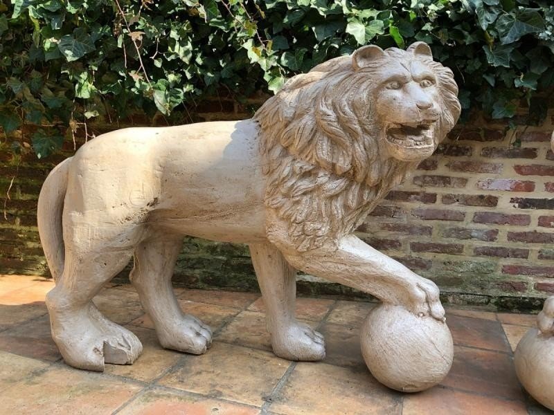 Pair Of Large Lions In Carved Wood, Painted, 20th Century ( 114 X 87 Cm ) The Lions Have Some Defects But Are In Good Condition. Very Decorative Sculptures From Around 1920-1940 With Large Dimensions: Height: 85,5 Cm And 87 Cm Width: 113 Cm And 114 Cm