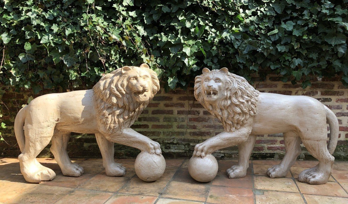 Pair Of Large Lions In Carved Wood, Painted, 20th Century ( 114 X 87 Cm ) The Lions Have Some Defects But Are In Good Condition. Very Decorative Sculptures From Around 1920-1940 With Large Dimensions: Height: 85,5 Cm And 87 Cm Width: 113 Cm And 114 Cm