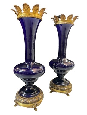 Pair of ornamental vases in blue faÏence with bronze 19th century Vases are in good condition with minute flaking to upper rim under bronze collar. Dimensions : Height : 51 cm Width : 18 cm Decorative vases circa 1900