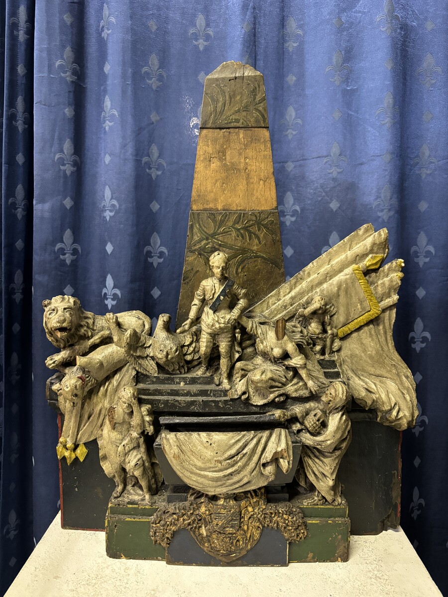 Rare 18th century wooden model of the Mausoleum of the Maréchal de Saxe Very decorative model, finely detailed and carved, dating from the 18th century.  In good condition with a few defects, head, arms,...( see photos ) Dimensions : Height : 50 cm Width 