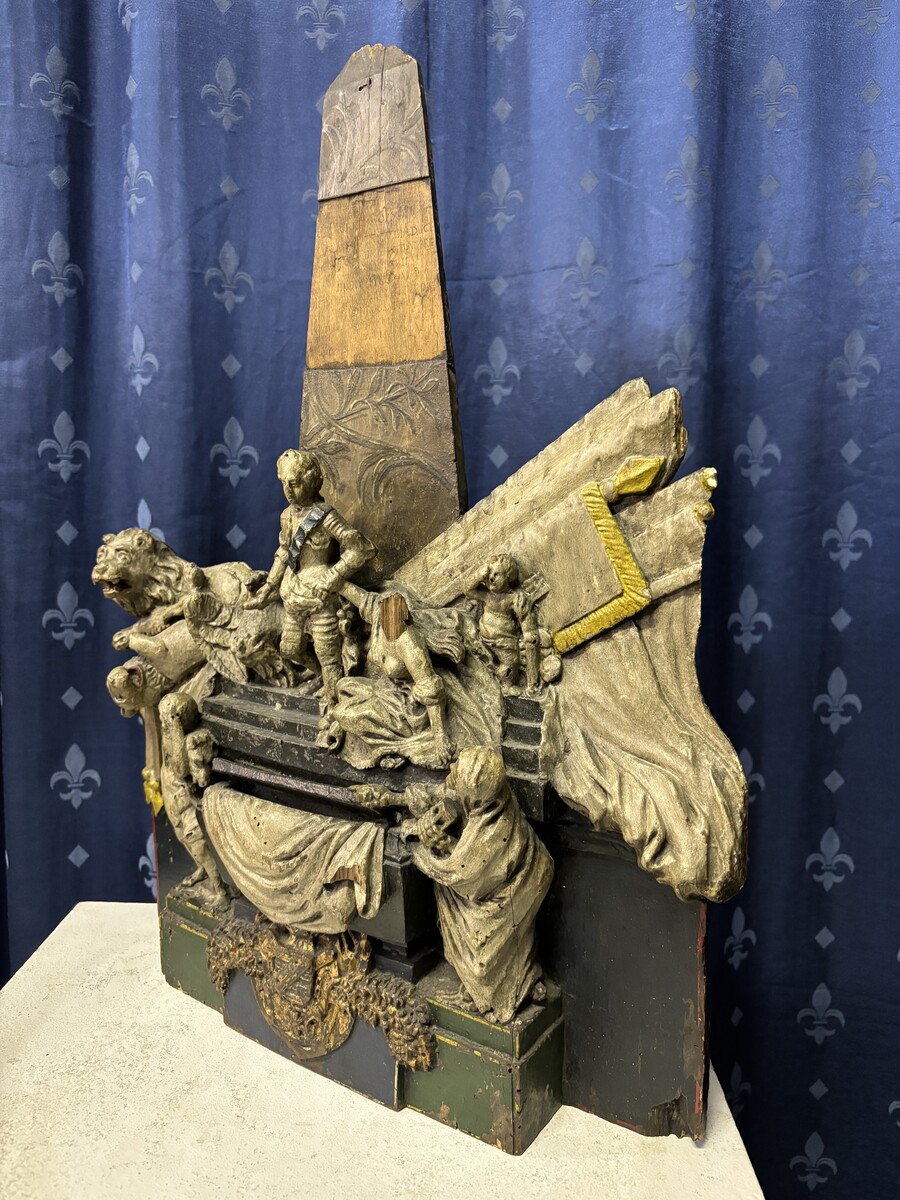 Rare 18th century wooden model of the Mausoleum of the Maréchal de Saxe Very decorative model, finely detailed and carved, dating from the 18th century.  In good condition with a few defects, head, arms,...( see photos ) Dimensions : Height : 50 cm Width 