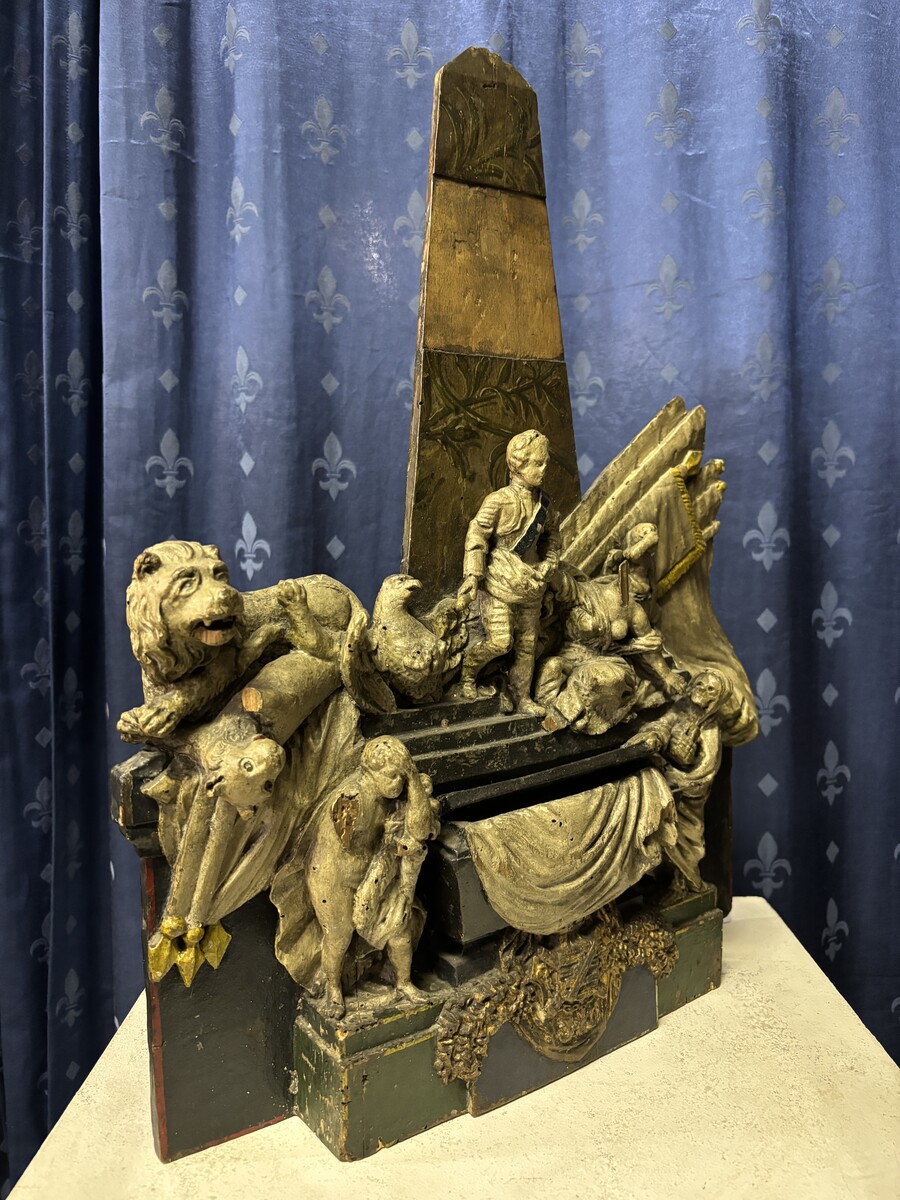 Rare 18th century wooden model of the Mausoleum of the Maréchal de Saxe Very decorative model, finely detailed and carved, dating from the 18th century.  In good condition with a few defects, head, arms,...( see photos ) Dimensions : Height : 50 cm Width 