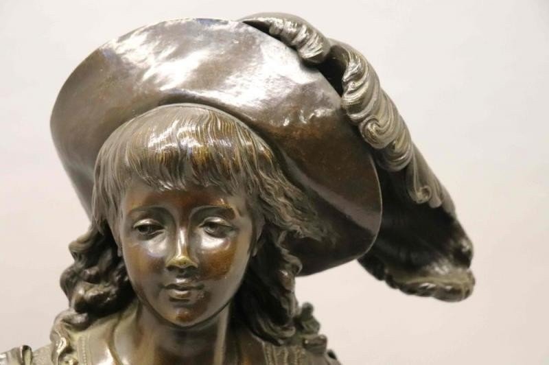 Sculpture 'Noble with feather hat' in bronze , 19th Century. Very elegant representation and finely detailed bronze statue with a beautiful patina. The upper part of the sabre is missing. Height: 66 cm époque Napoleon III