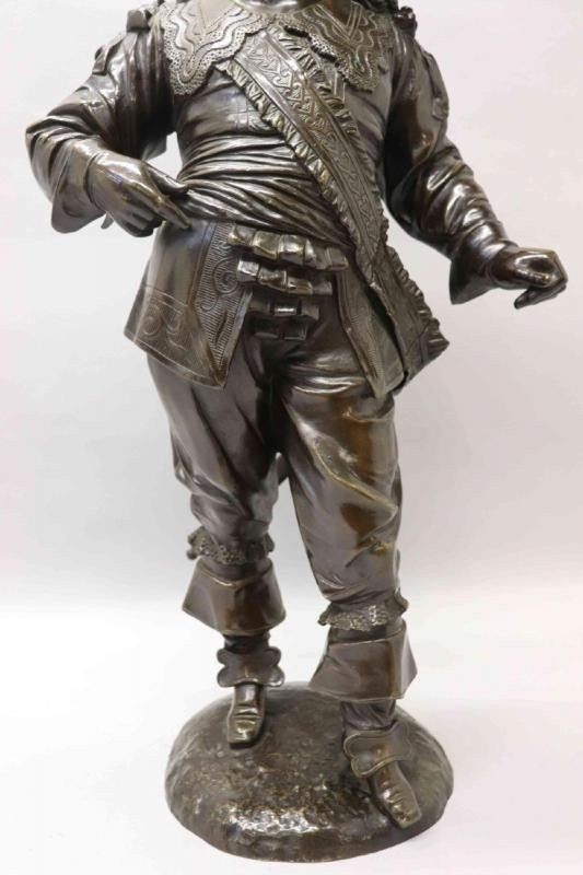 Sculpture 'Noble with feather hat' in bronze , 19th Century. Very elegant representation and finely detailed bronze statue with a beautiful patina. The upper part of the sabre is missing. Height: 66 cm époque Napoleon III