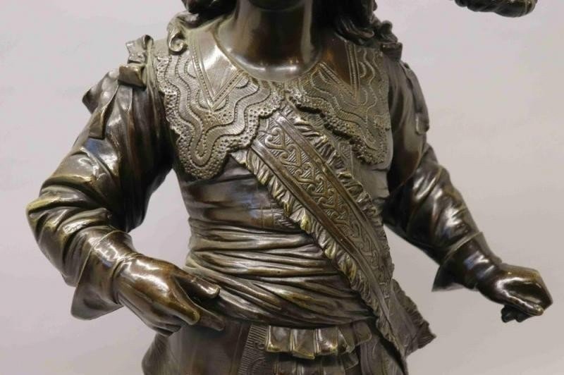 Sculpture 'Noble with feather hat' in bronze , 19th Century. Very elegant representation and finely detailed bronze statue with a beautiful patina. The upper part of the sabre is missing. Height: 66 cm époque Napoleon III