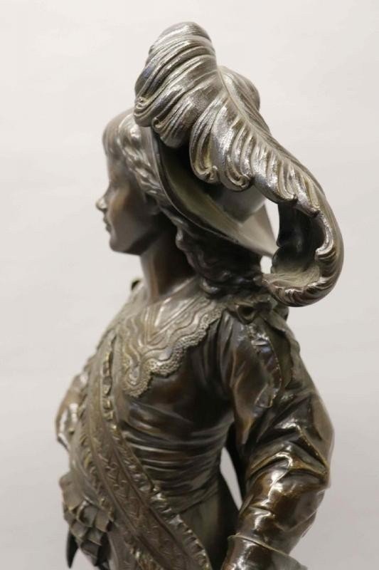 Sculpture 'Noble with feather hat' in bronze , 19th Century. Very elegant representation and finely detailed bronze statue with a beautiful patina. The upper part of the sabre is missing. Height: 66 cm époque Napoleon III