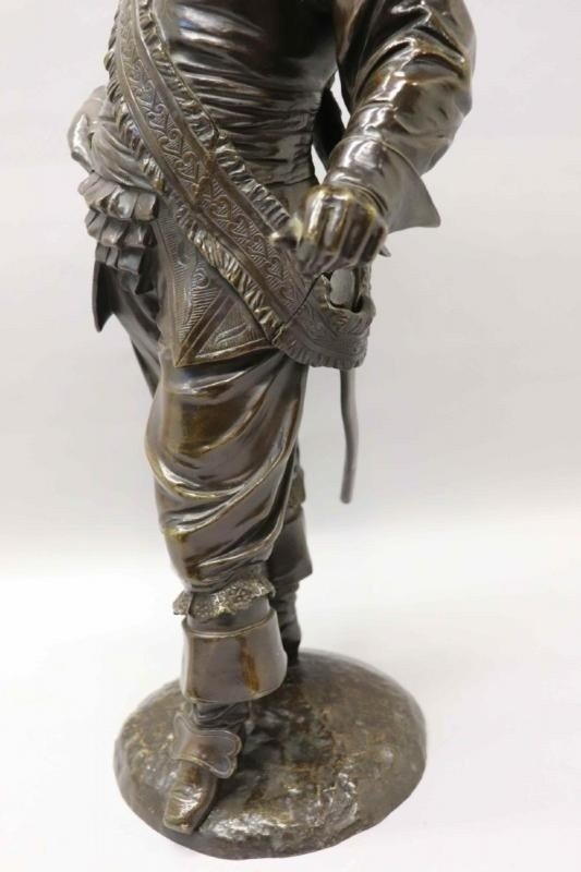 Sculpture 'Noble with feather hat' in bronze , 19th Century. Very elegant representation and finely detailed bronze statue with a beautiful patina. The upper part of the sabre is missing. Height: 66 cm époque Napoleon III