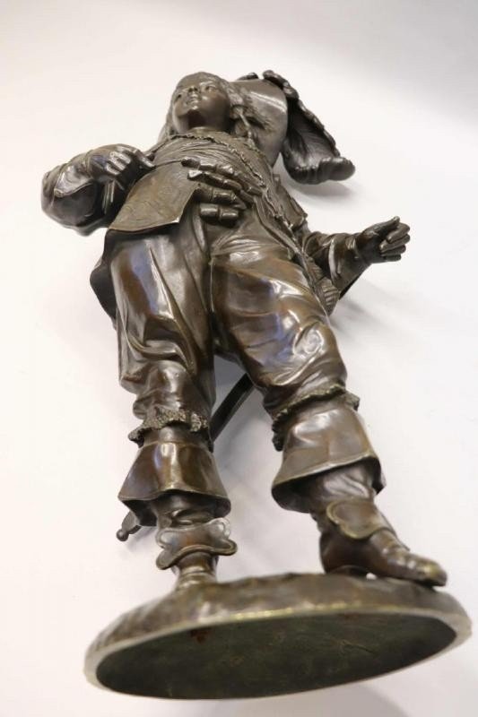 Sculpture 'Noble with feather hat' in bronze , 19th Century. Very elegant representation and finely detailed bronze statue with a beautiful patina. The upper part of the sabre is missing. Height: 66 cm époque Napoleon III