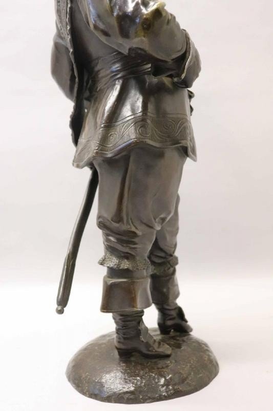 Sculpture 'Noble with feather hat' in bronze , 19th Century. Very elegant representation and finely detailed bronze statue with a beautiful patina. The upper part of the sabre is missing. Height: 66 cm époque Napoleon III