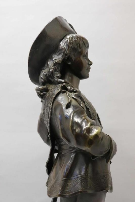 Sculpture 'Noble with feather hat' in bronze , 19th Century. Very elegant representation and finely detailed bronze statue with a beautiful patina. The upper part of the sabre is missing. Height: 66 cm époque Napoleon III