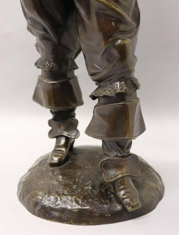 Sculpture 'Noble with feather hat' in bronze , 19th Century. Very elegant representation and finely detailed bronze statue with a beautiful patina. The upper part of the sabre is missing. Height: 66 cm époque Napoleon III