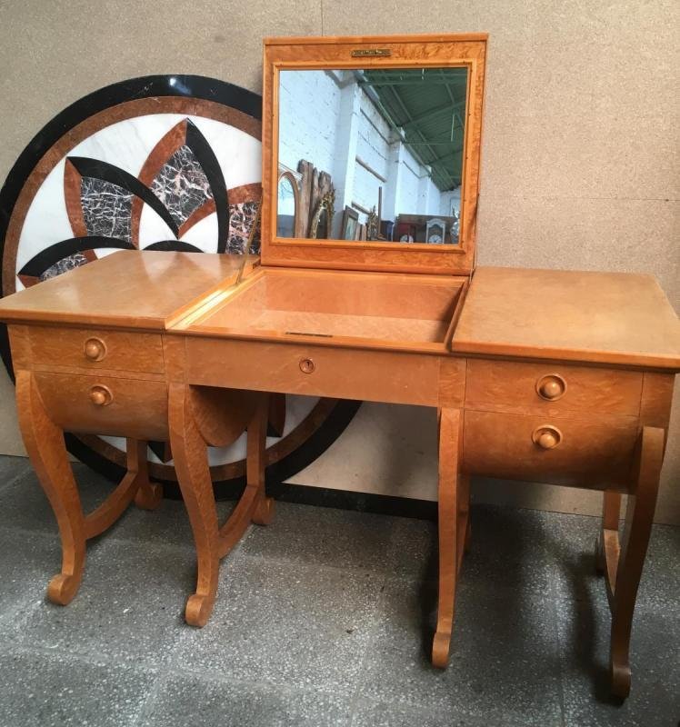 Special dressing table in speckled maple wood ART DECO. Dimensions : Height: 75.5 cm Wide: 136 cm Depth: 56.5 cm In good condition. High quality furniture