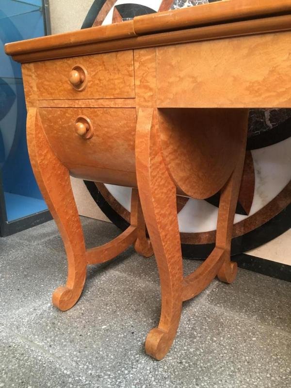 Special dressing table in speckled maple wood ART DECO. Dimensions : Height: 75.5 cm Wide: 136 cm Depth: 56.5 cm In good condition. High quality furniture