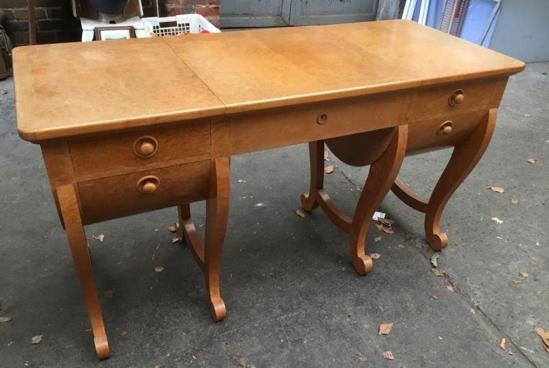 Special dressing table in speckled maple wood ART DECO. Dimensions : Height: 75.5 cm Wide: 136 cm Depth: 56.5 cm In good condition. High quality furniture