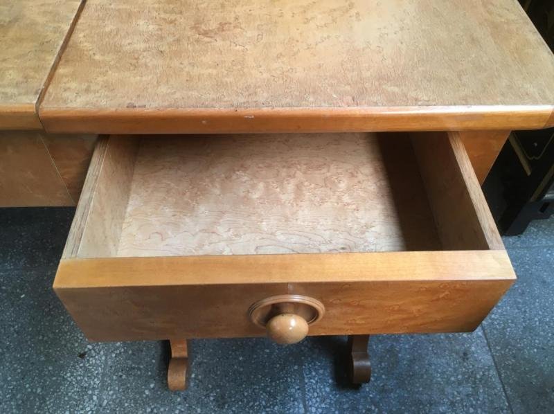 Special dressing table in speckled maple wood ART DECO. Dimensions : Height: 75.5 cm Wide: 136 cm Depth: 56.5 cm In good condition. High quality furniture