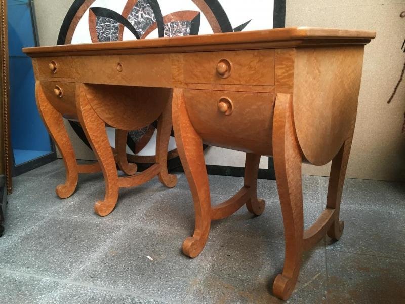 Special dressing table in speckled maple wood ART DECO. Dimensions : Height: 75.5 cm Wide: 136 cm Depth: 56.5 cm In good condition. High quality furniture