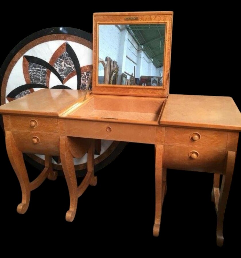 Special dressing table in speckled maple wood ART DECO. Dimensions : Height: 75.5 cm Wide: 136 cm Depth: 56.5 cm In good condition. High quality furniture