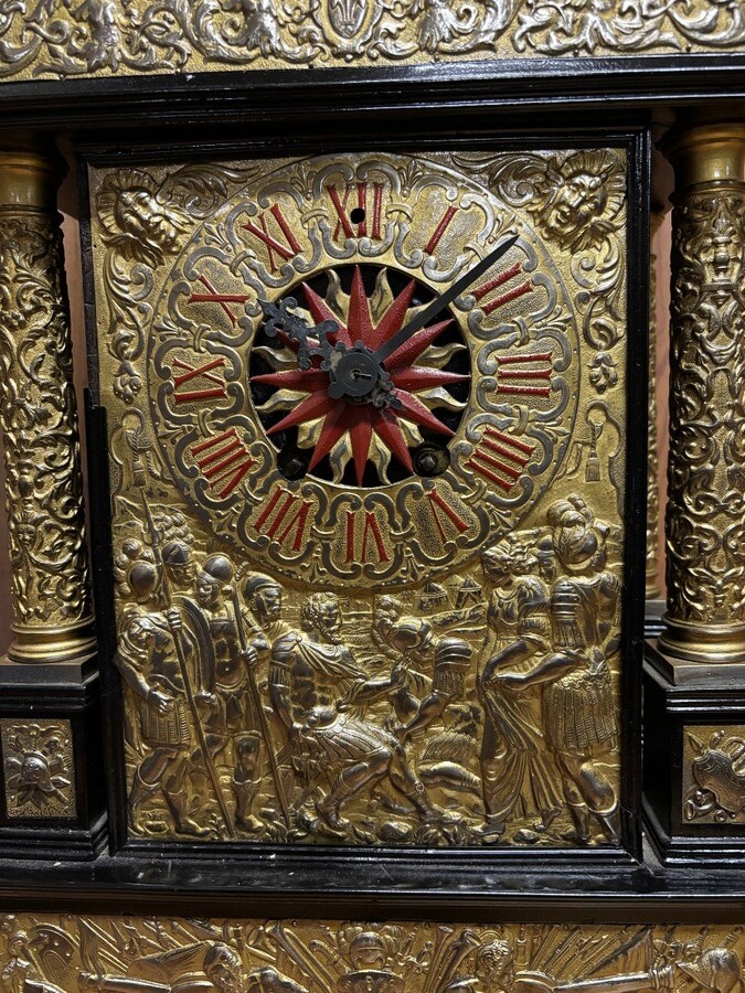 Special large mantel clock in wood / bronze and hammered copper 19th century. Very decorative mantel clock with 4 columns and ornaments in bronze, decorated with scenes of noblemen, soldiers and battles in hammered copper very finely detailed.