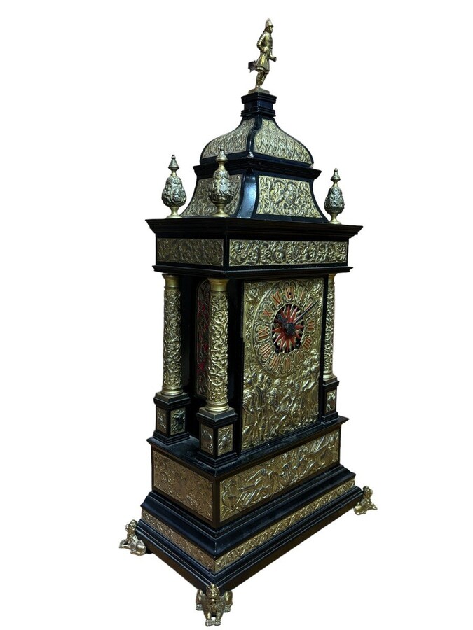 Special large mantel clock in wood / bronze and hammered copper 19th century. Very decorative mantel clock with 4 columns and ornaments in bronze, decorated with scenes of noblemen, soldiers and battles in hammered copper very finely detailed.